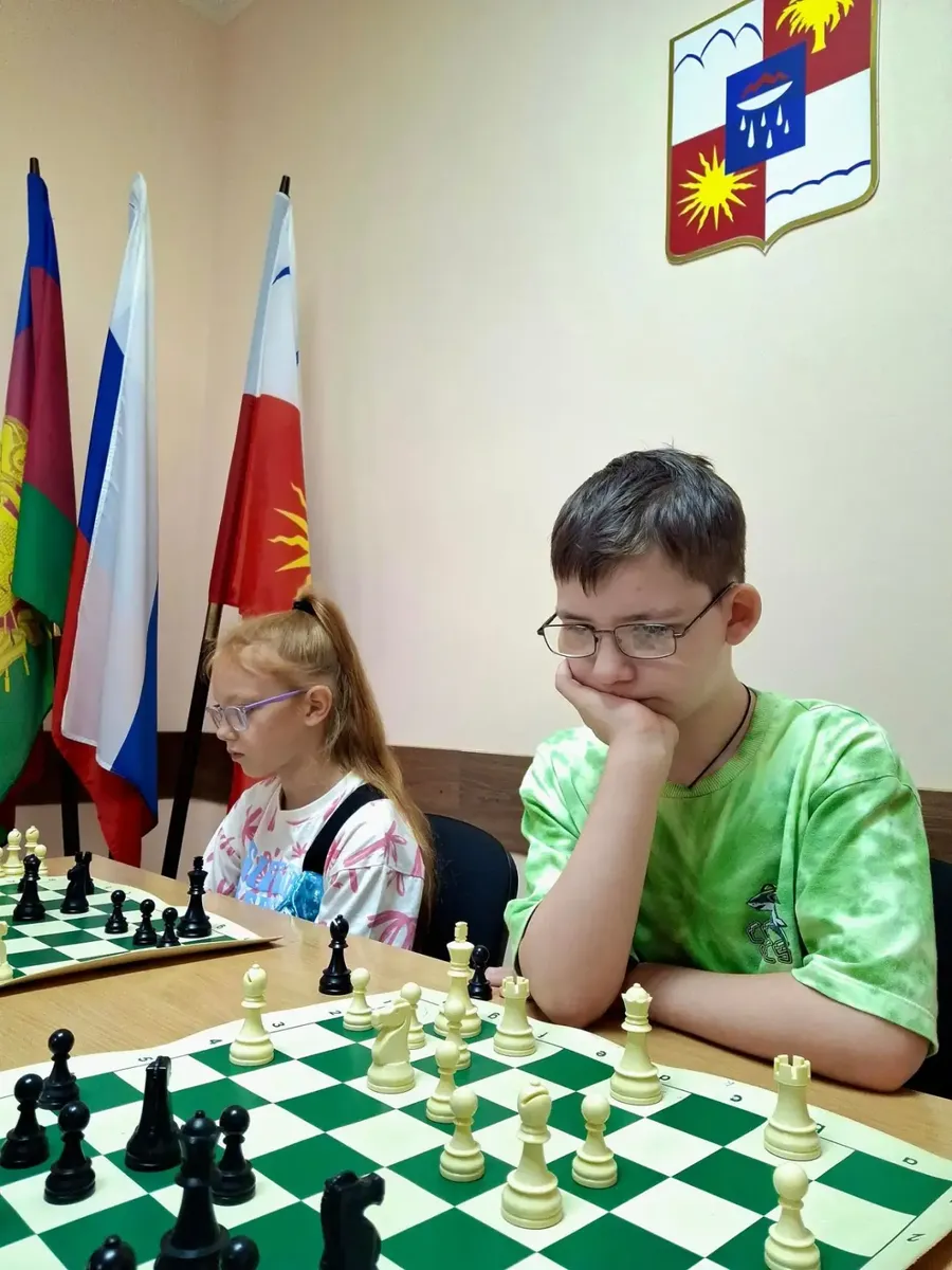 Дети играют партии на турнире
